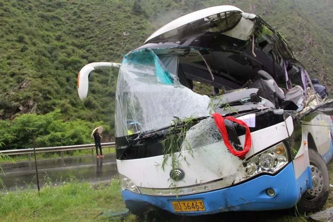 四川大巴被飞石砸中8死16伤，谁能为这起事故买单？