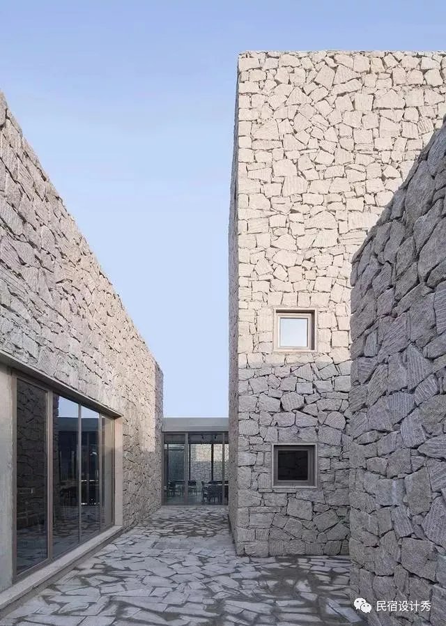 方整简洁，质感粗粝的土红色“盒子”