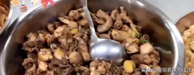 广东男篮随队记者关辛，晒出了球队在圣诞之夜的晚餐，杜锋看着录像喝鸭汤，你怎么看？