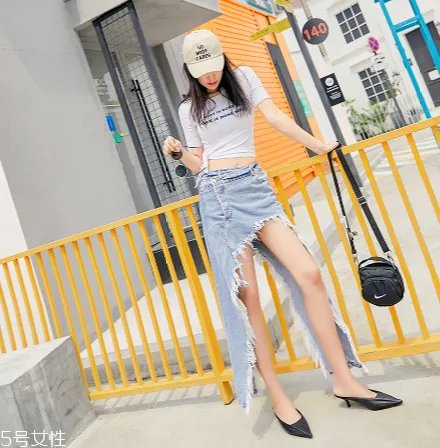 不规则半身裙怎么搭配？不规则半身裙搭配图片