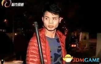 男子当街遭抢劫 极力反抗以1敌8打昏1人夺回财物