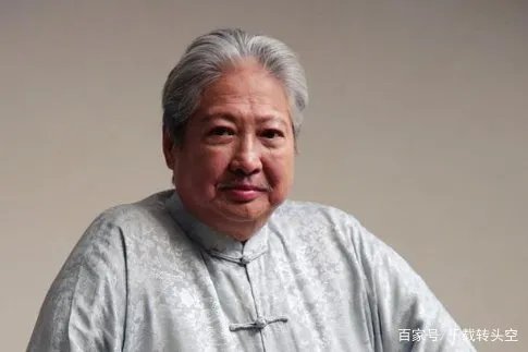 一代功夫巨星洪金宝，63岁近照曝光容苍老，坐在轮椅上买菜，怎么了？