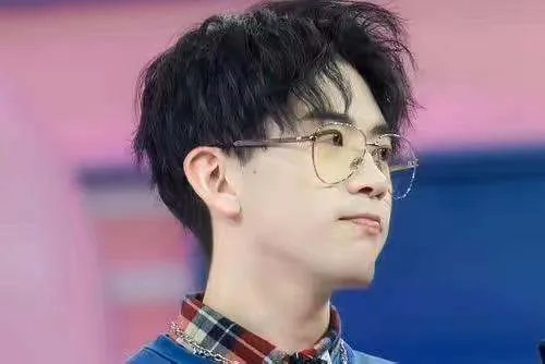 何炅深夜摸脸牵手小鲜肉沉默至今,费启鸣却正面辟谣,他们的关系究竟如何?