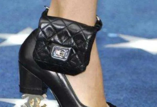 孟晚舟把电子脚镣带成了时尚单品，你觉得她的心理素质有多强大？