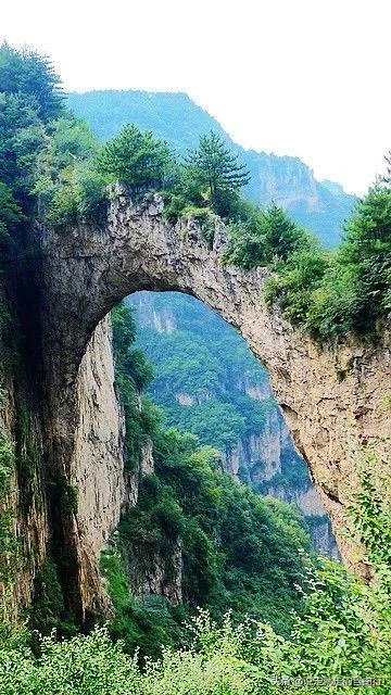 驴友拿出她的吃的跟我们分享