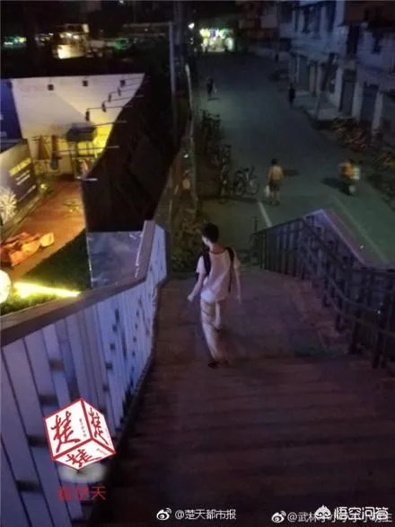 “我男朋友在附近，马上过来！”武汉女大学生遭遇咸猪手，机智吓跑色狼。遇到咸猪手，你觉得应该怎么做？