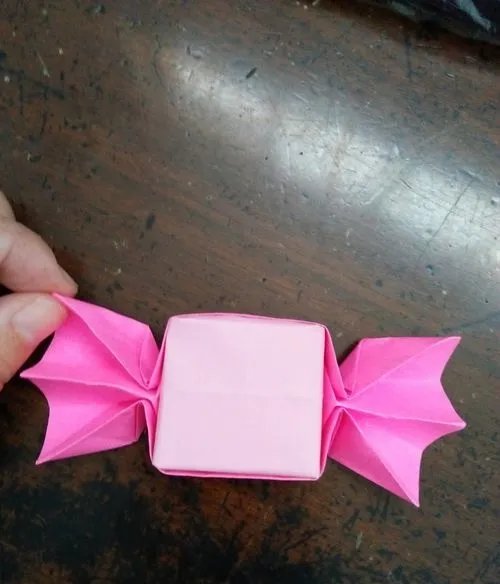 怎么用折纸制作糖果盒子