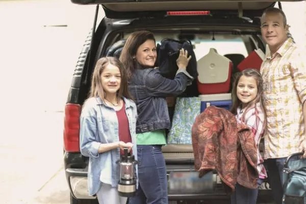 女朋友总是在我的面前提起她的男闺蜜，说我不够体贴，她是什么意思？