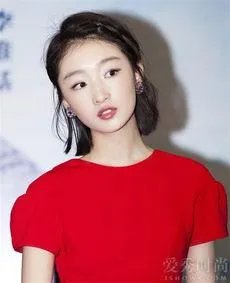 为什么周冬雨年纪不大但是在圈里的人脉这么广？