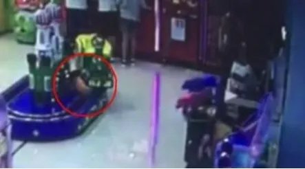 玩小火车被卡身亡是怎么回事?