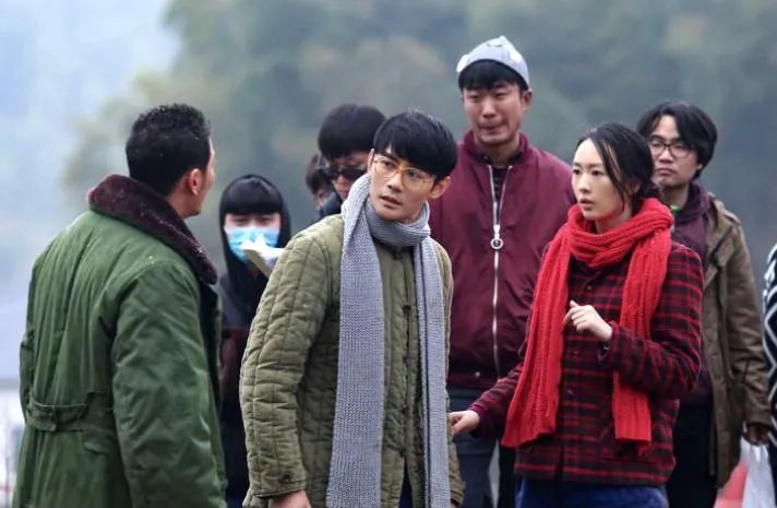 王凯、童瑶被曝深夜聚会全程牵手，两人是否正在热恋？