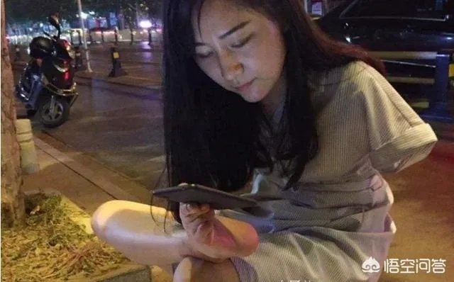 安徽蚌埠90后无臂女孩用脚直播变网红，人称励志姐，你怎么看？