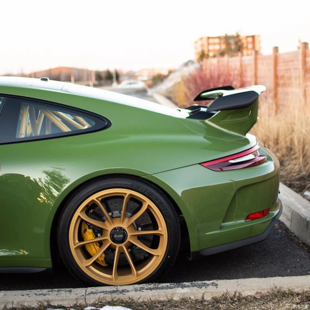 搭配金色轮毂的“Sao绿色”保时捷911 GT3