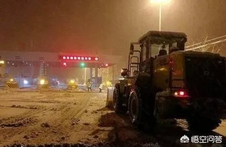 如何看待“雪天救护车被堵在高速，六安交警逆行送病患”这件事？