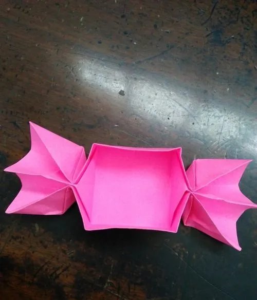 怎么用折纸制作糖果盒子
