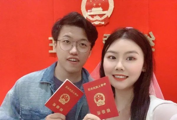 90后同名同姓情侣领证结婚引热议，这是一种什么缘分？