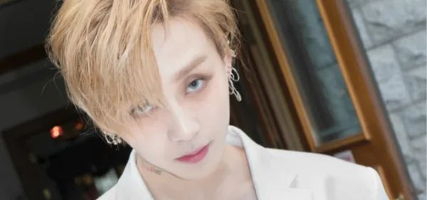 金晓钟与泫雅是如何相识的？两人有过什么合作吗？