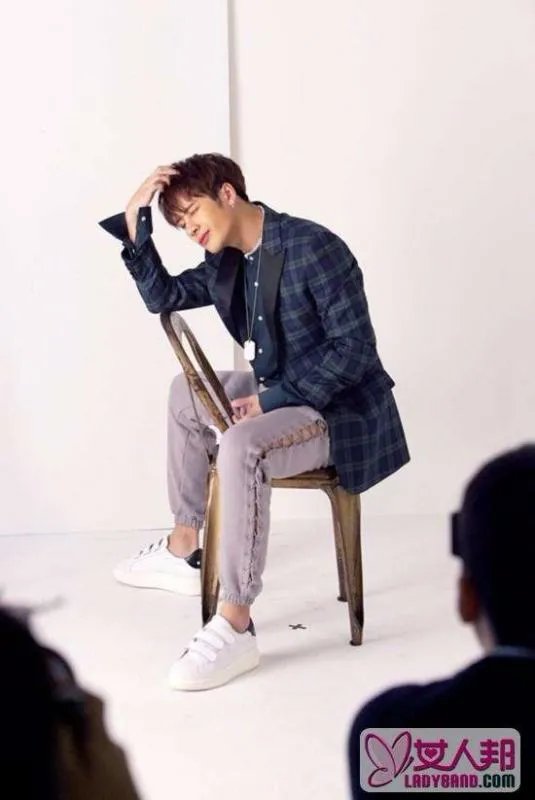 这个人是谁，王嘉尔吗？