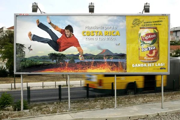 成都一广告牌掉落砸倒1岁男童 广告牌坠落伤人谁负责