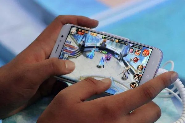 男子玩游戏花15万，妻子:一天吃一顿攒下，游戏公司应该退钱吗？