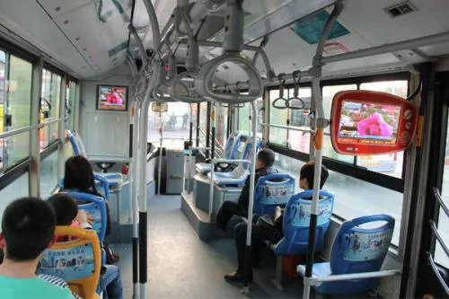 公交司机一声吼小偷吓得将赃物扔掉，公交车为何成为盗窃重灾区？