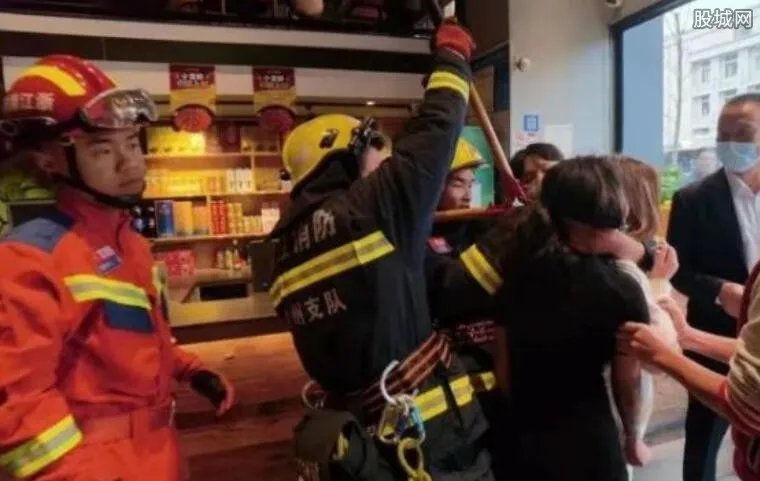 两女子喝酒怕对方溜走用铁链锁一起 傻得让人哭笑不得