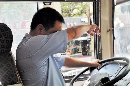 公交司机等红灯时吃饭遭质疑。你坐公交遇到过司机吃饭吗？
