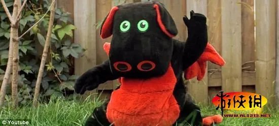 降龙娃娃！幼女“功夫”大战玩具恐龙爆红网络