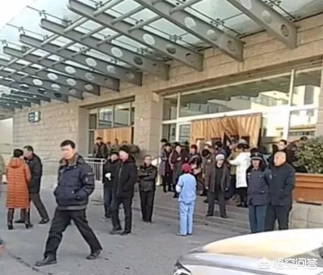 山东滨州一病人突然去世，家属聚在医院门口哭诉：为什么拖着不检查。你咋看？