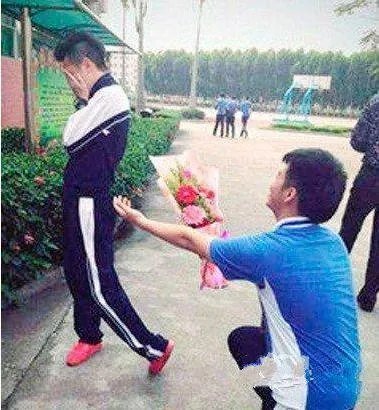 沈阳女乘客不顾指责让狗独占公交座位,应该禁止宠物上公共交通工具么?