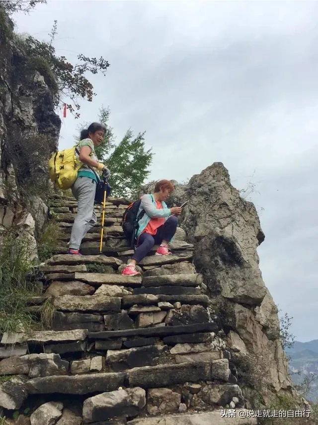 驴友拿出她的吃的跟我们分享