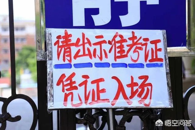 与考生换鞋，南阳一老师赤脚行走的照片火了，你怎么看？