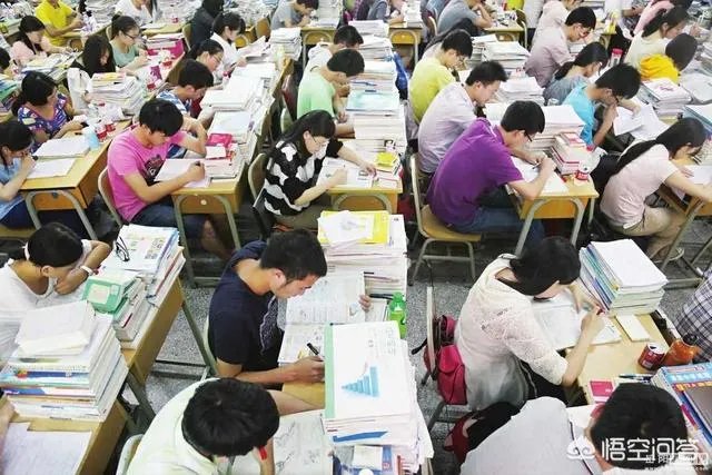 与考生换鞋，南阳一老师赤脚行走的照片火了，你怎么看？