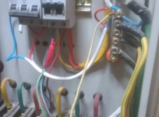 没有工具怎么测试零线火线