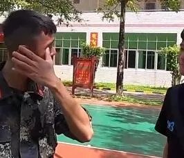 如何看待武警训练中转身看到家人后泪崩这件事？