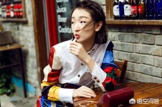 为什么周冬雨年纪不大但是在圈里的人脉这么广？