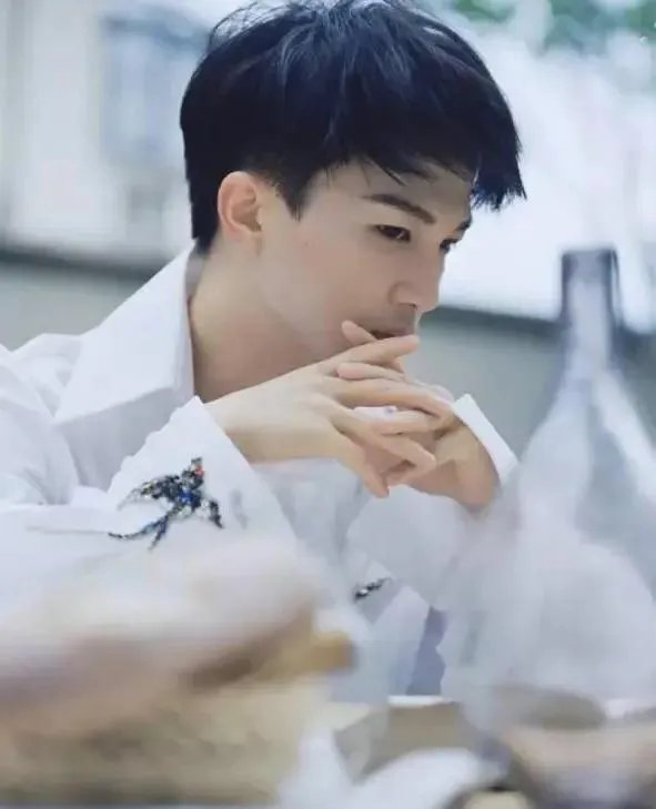 周深在卡布时期唱的《光》就已经具有很高技巧性了，这样的音域是天生的吗？