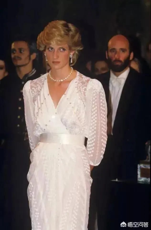 凯特金色战袍是致敬戴妃的