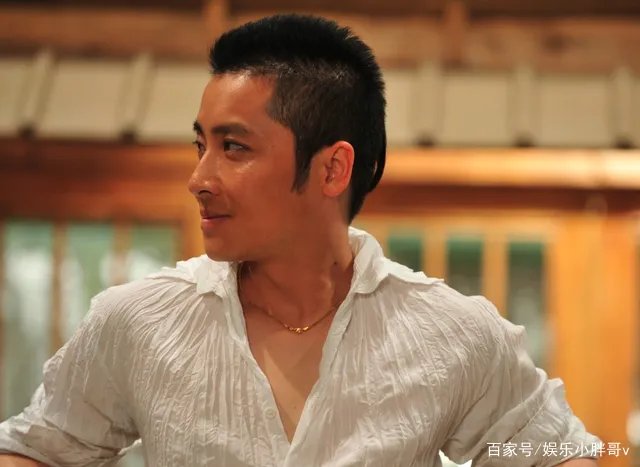 黄鹤翔26年前的《九妹》，谁注意到了MV女配角？如今怎样？