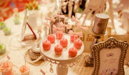 婚礼甜品台布置创意分享  如何布置好看又省钱的甜品台