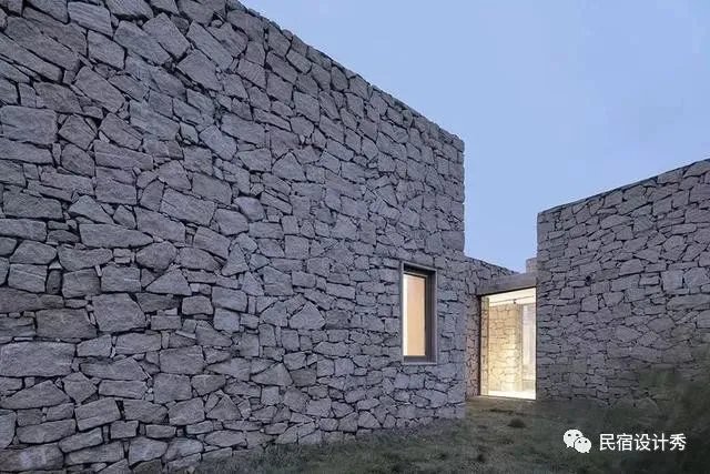 方整简洁，质感粗粝的土红色“盒子”