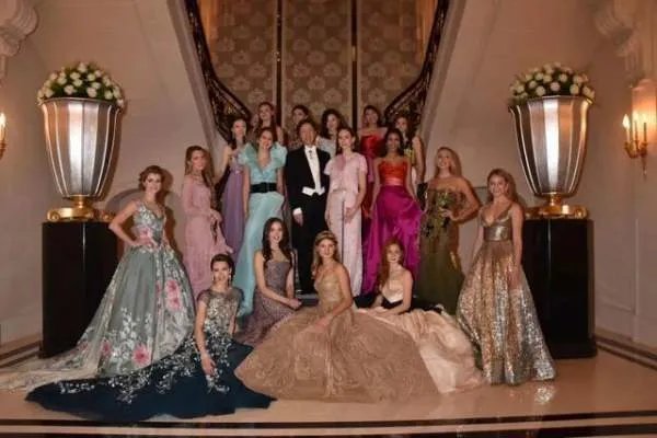 孟晚舟脚镣未除，姚安娜扎丸子头吃火锅，同爹不同命，你觉得呢？