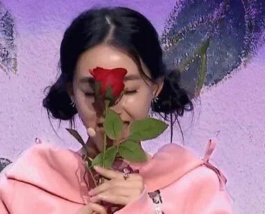 为什么看着她就想占有她，并且不想让他受到一点伤害，我是爱上了她吗？