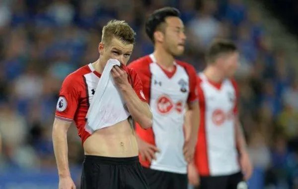 九人踢比赛的南安普顿惨败曼联，被罚下了哪两名队员？