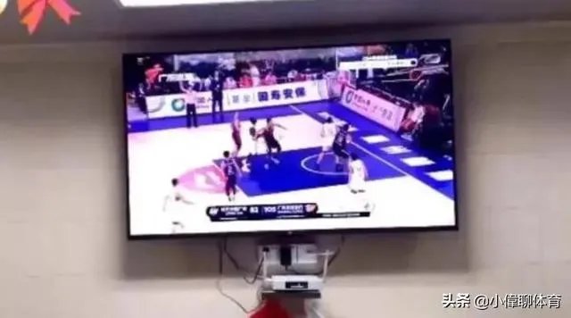广东男篮随队记者关辛，晒出了球队在圣诞之夜的晚餐，杜锋看着录像喝鸭汤，你怎么看？