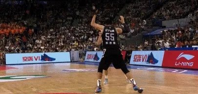 亚当斯主动放弃进攻保护对手,为何赵睿眼中只有篮筐却不顾从明晨摔倒外地?