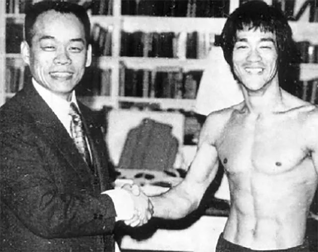 李小龙去世后,为他扶灵的6个外国人是什么来头?