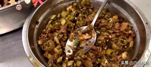 广东男篮随队记者关辛，晒出了球队在圣诞之夜的晚餐，杜锋看着录像喝鸭汤，你怎么看？