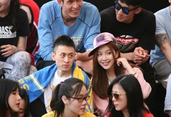 喜哥狂删和秦奋合照是因为他们已经分手了？