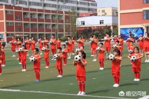 网曝梅州推出足球舞教学视频,舞跳了三分钟足球却一动没动,引起网友怒喷,你怎么看?